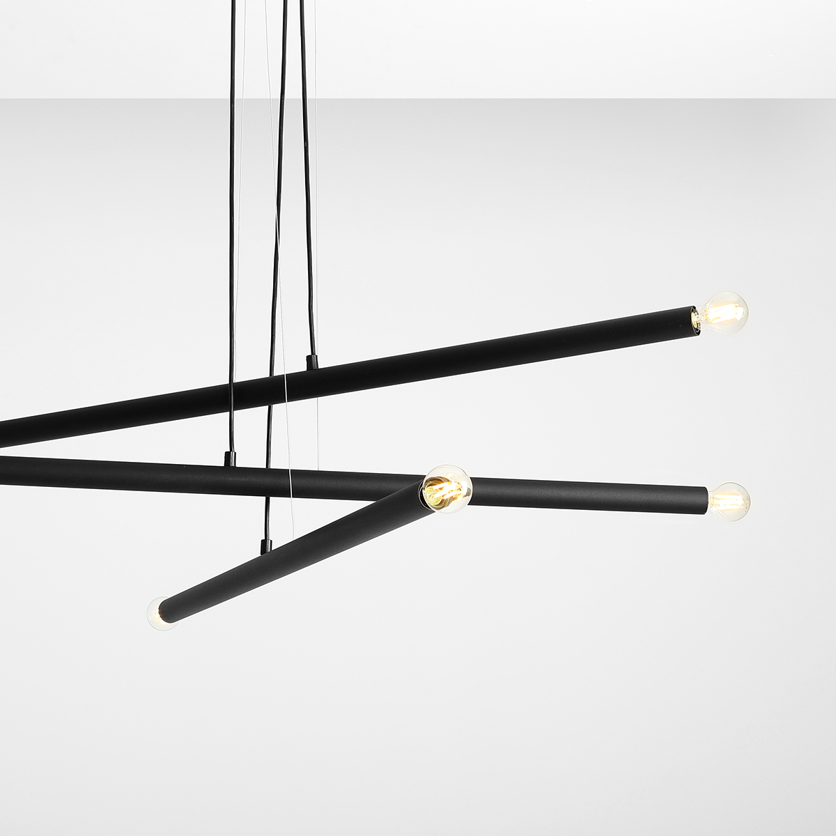 Tubo 6 100cm Svart taklampa från Artera - Lampan best&aring;r av tre smala metallr&ouml;r i stilren svart finish, placerade i olika h&ouml;jder och vinklar som skapar ett sp&auml;nnande och luftigt uttryck.