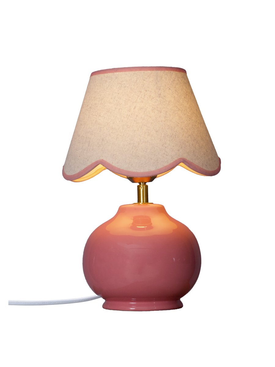 Nell 34cm Rosa bordslampa från PR Home - Den klotformade lampfoten i blank, rosa f&auml;rg kombineras med en beige lampsk&auml;rm av textil som ger ett mjukt och harmoniskt uttryck, perfekt f&ouml;r b&aring;de sovrum och vardagsrum.