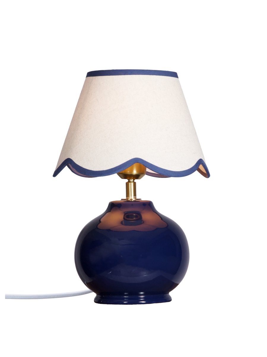 Nell 34cm Blå bordslampa från PR Home - Den klotformade lampfoten i blank, djupbl&aring; f&auml;rg kombineras med en beige lampsk&auml;rm av textil som ger ett mjukt och harmoniskt uttryck, perfekt f&ouml;r b&aring;de sovrum och vardagsrum.