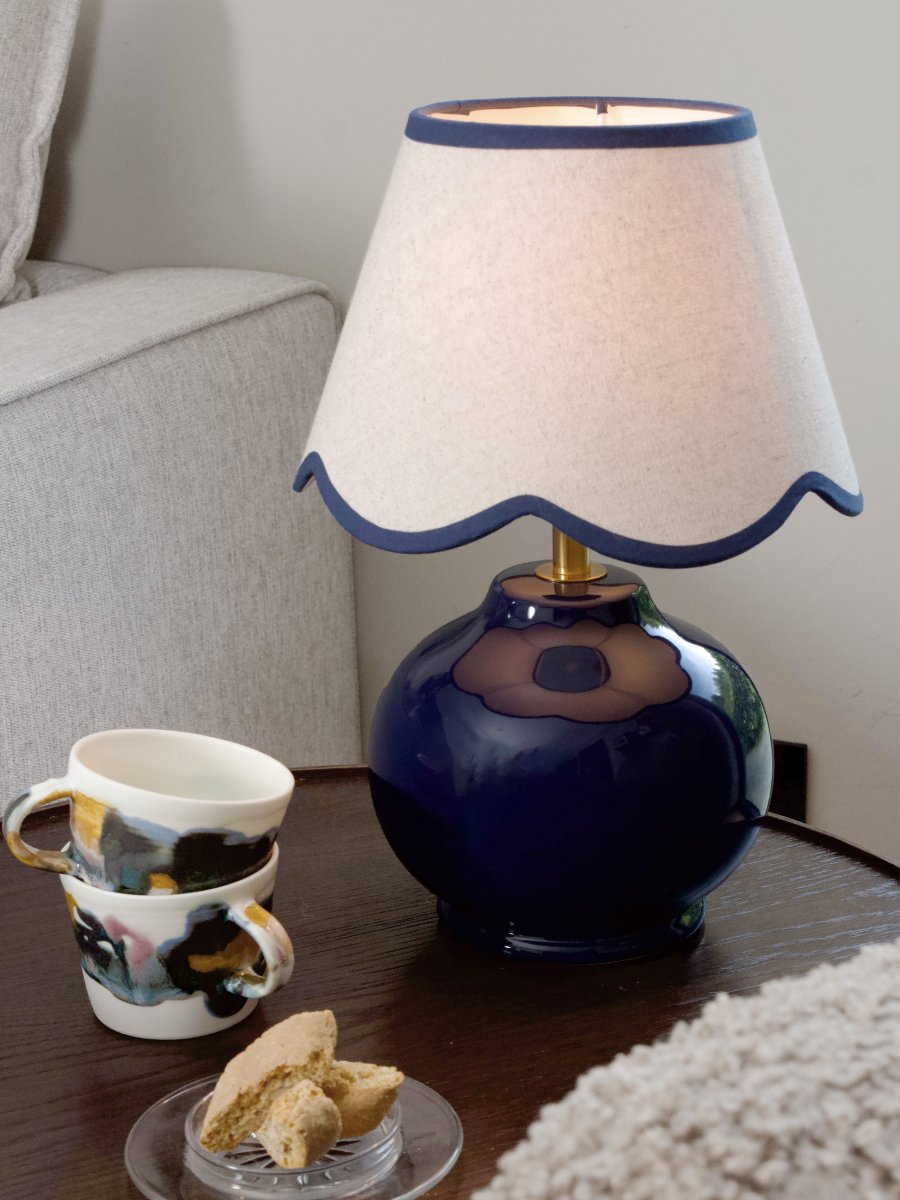 Nell 34cm Blå bordslampa från PR Home - Den klotformade lampfoten i blank, djupbl&aring; f&auml;rg kombineras med en beige lampsk&auml;rm av textil som ger ett mjukt och harmoniskt uttryck, perfekt f&ouml;r b&aring;de sovrum och vardagsrum.