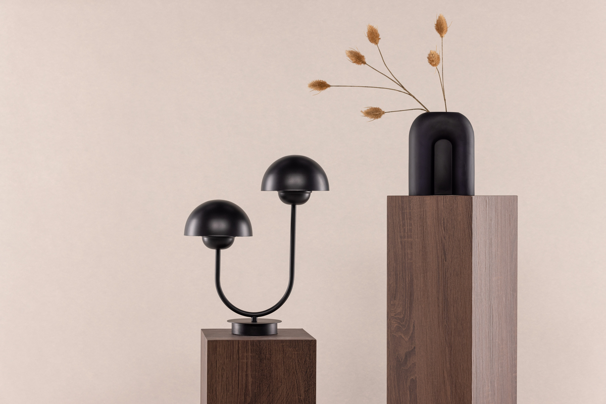 Lyckorna 38cm Svart bordslampa från Venture Design - Den h&auml;r lampan passar perfekt till dig som s&ouml;ker en dekorativ men samtidigt stilren lampa med en mjuk design som passar in i de flesta rum och inredningsstilar.