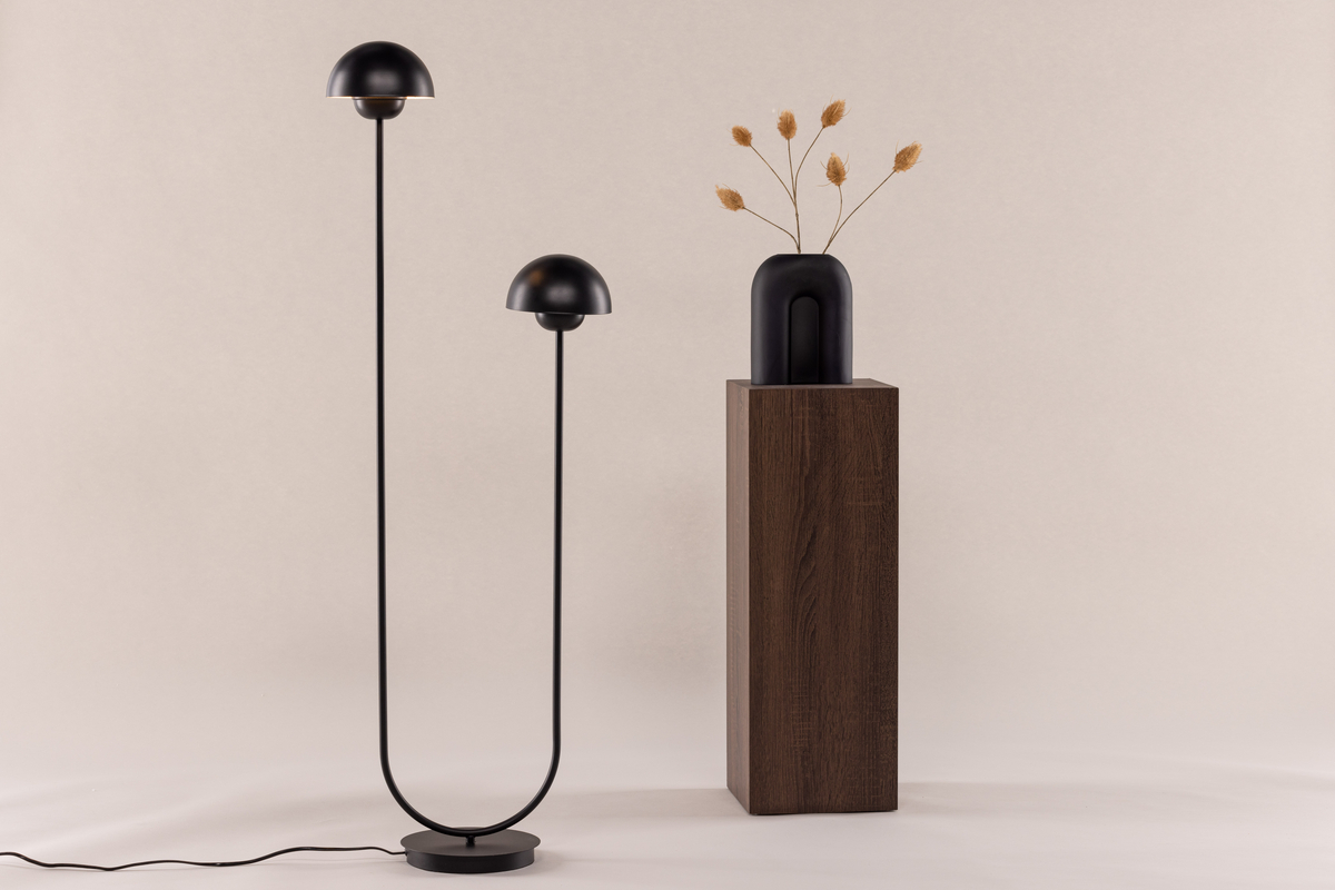 Lyckorna Svart golvlampa från Venture Design - Den h&auml;r lampan passar perfekt f&ouml;r dig som s&ouml;ker en dekorativ men samtidigt stilren lampa med en mjuk design som passar in i de flesta rum och inredningsstilar.