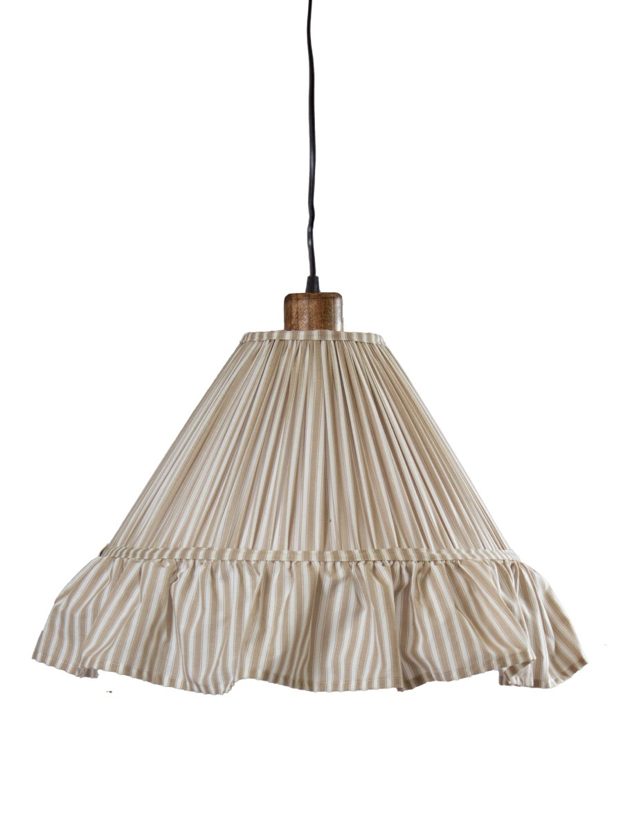 Estrid Ø40 Beige taklampa från PR Home - Lampsk&auml;rmen &auml;r kl&auml;dd i randigt textil och har en l&auml;tt konisk form som avslutas med en gener&ouml;s volang nedtill.