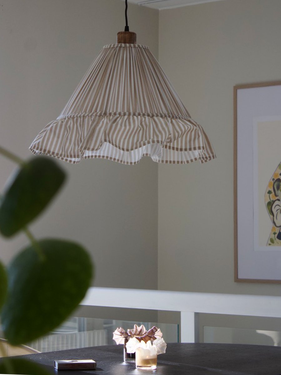 Estrid Ø40 Beige taklampa från PR Home - Lampsk&auml;rmen &auml;r kl&auml;dd i randigt textil och har en l&auml;tt konisk form som avslutas med en gener&ouml;s volang nedtill.