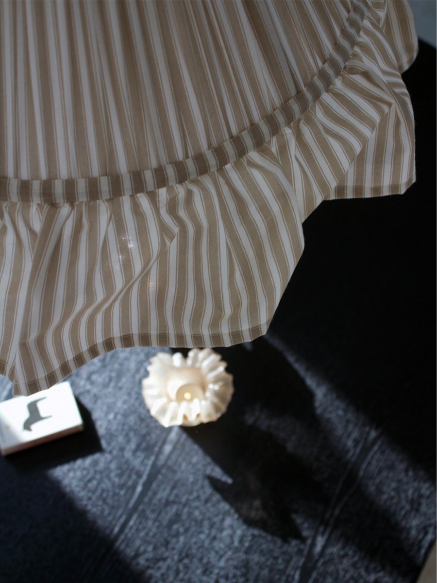 Estrid Ø40 Beige taklampa från PR Home - Lampsk&auml;rmen &auml;r kl&auml;dd i randigt textil och har en l&auml;tt konisk form som avslutas med en gener&ouml;s volang nedtill.