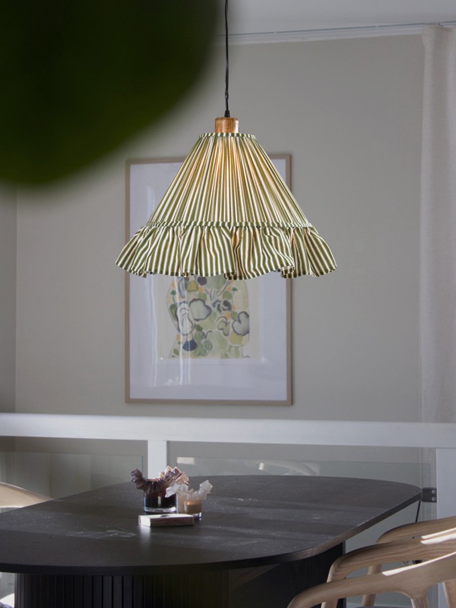 Estrid Ø40 Grön taklampa från PR Home - Lampsk&auml;rmen &auml;r kl&auml;dd i randigt textil och har en l&auml;tt konisk form som avslutas med en gener&ouml;s volang nedtill.