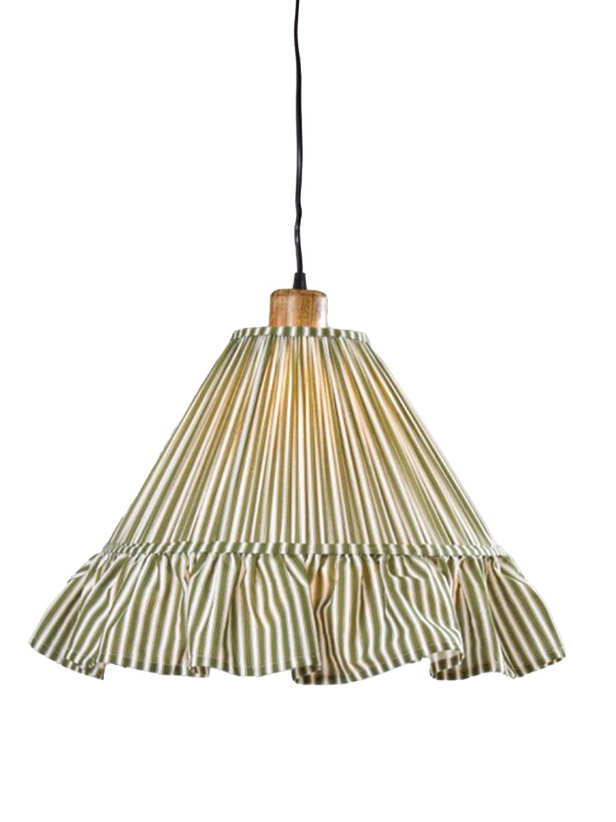 Estrid Ø40 Grön taklampa från PR Home - Lampsk&auml;rmen &auml;r kl&auml;dd i randigt textil och har en l&auml;tt konisk form som avslutas med en gener&ouml;s volang nedtill.