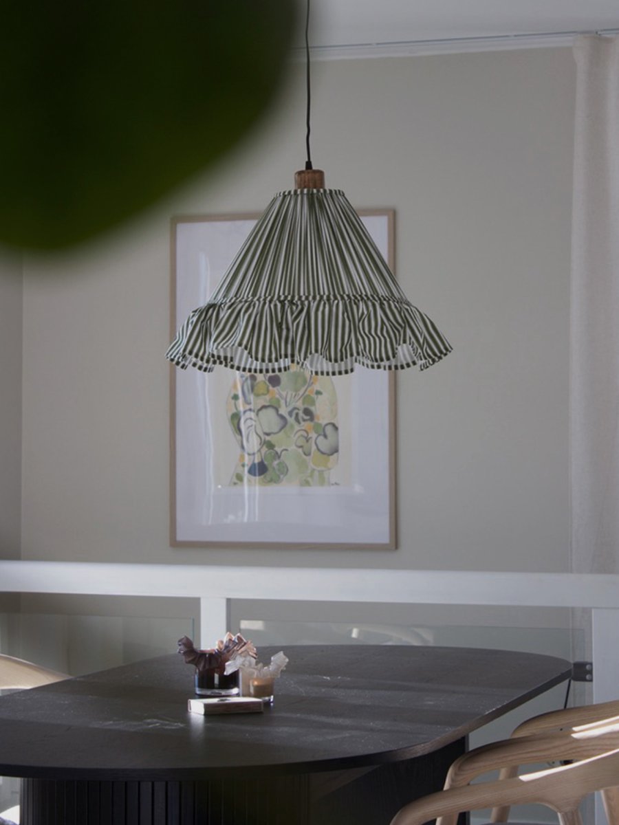 Estrid Ø40 Grön taklampa från PR Home - Lampsk&auml;rmen &auml;r kl&auml;dd i randigt textil och har en l&auml;tt konisk form som avslutas med en gener&ouml;s volang nedtill.