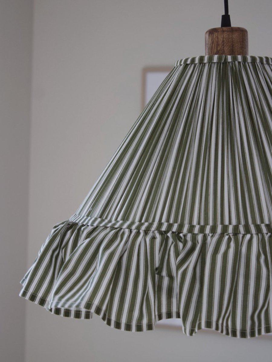 Estrid Ø40 Grön taklampa från PR Home - Lampsk&auml;rmen &auml;r kl&auml;dd i randigt textil och har en l&auml;tt konisk form som avslutas med en gener&ouml;s volang nedtill.