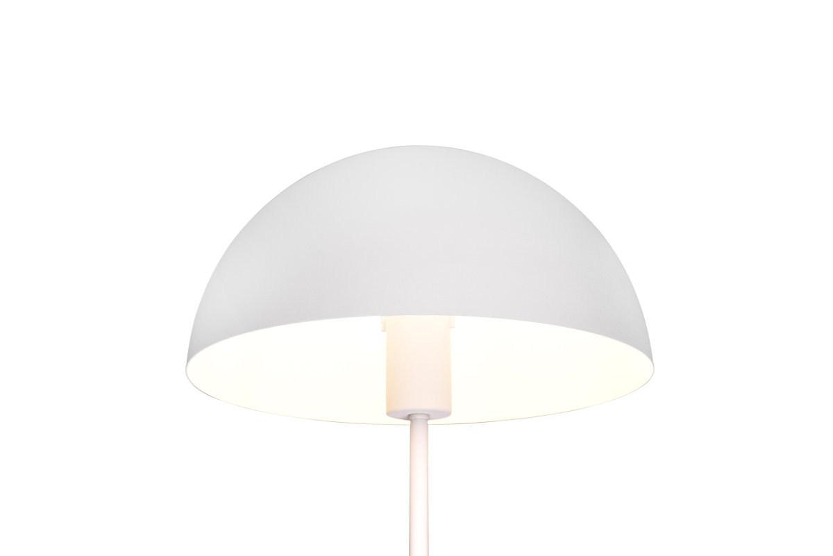 Nola 45cm Vit bordslampa från Trio Lighting - Den moderna, svampformade formen sm&auml;lter in i din inredning och skapar harmoni p&aring; en byr&aring; eller nattduksbord.