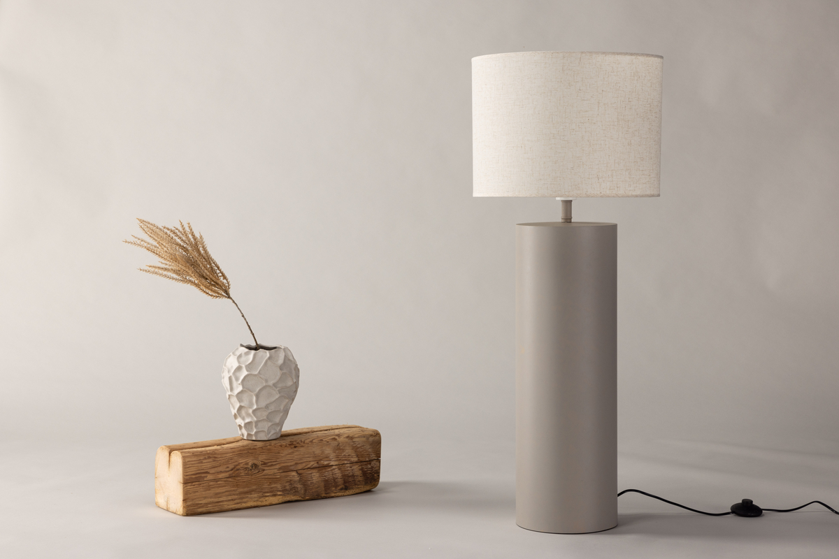 Umeå Grå golvlampa från Venture Design - Den rundade lampfoten i gr&aring;tt tillsammans med lampsk&auml;rmen i ljusgr&aring;tt linne ger en lyxig k&auml;nsla till hemmet.