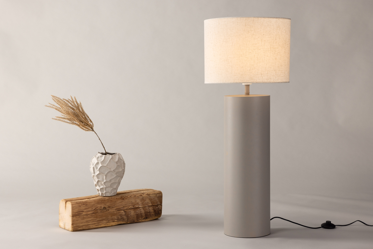 Umeå Grå golvlampa från Venture Design - Den rundade lampfoten i gr&aring;tt tillsammans med lampsk&auml;rmen i ljusgr&aring;tt linne ger en lyxig k&auml;nsla till hemmet.