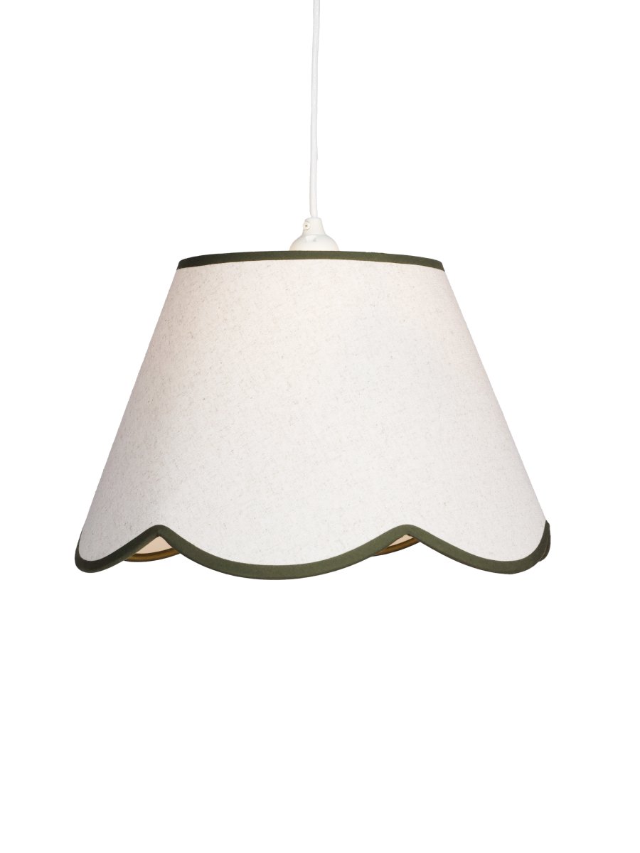 Nell Ø35 Beige/grön taklampa från PR Home - Den mjuka strukturen och den dekorativa, v&aring;gformade nederkanten i m&ouml;rkgr&ouml;n f&auml;rg ger ett elegant och harmoniskt uttryck som passar i b&aring;de moderna och mer traditionella hem.