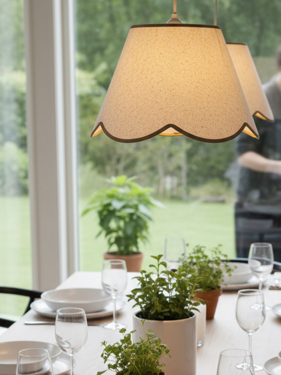 Nell Ø35 Beige/grön taklampa från PR Home - Den mjuka strukturen och den dekorativa, v&aring;gformade nederkanten i m&ouml;rkgr&ouml;n f&auml;rg ger ett elegant och harmoniskt uttryck som passar i b&aring;de moderna och mer traditionella hem.