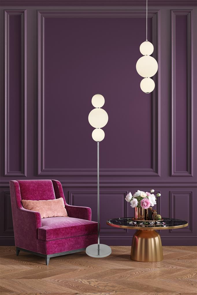 Snowball Ø18 Krom taklampa från Searchlight - Snowball &auml;r en pendellampa som verkligen sticker ut &ndash; med sina runda opalglaskupor och en touch av krom f&aring;r den ett mjukt, n&auml;stan taktilt uttryck som m&aring;nga andra lampor saknar.