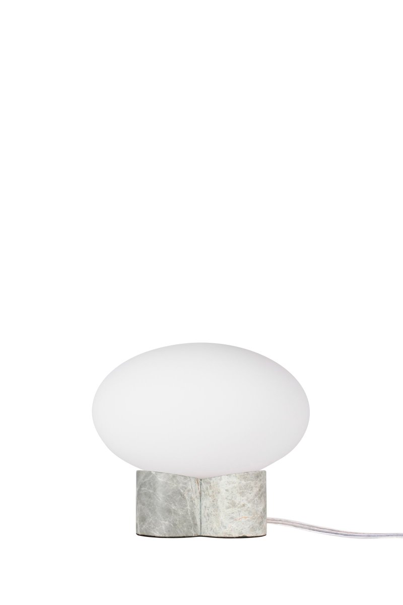 Mammut 18cm Grå bordslampa från Globen Lighting - Mammut &auml;r en exklusiv och lekfull bordslampa med dess korta ben och stora glaskupa.