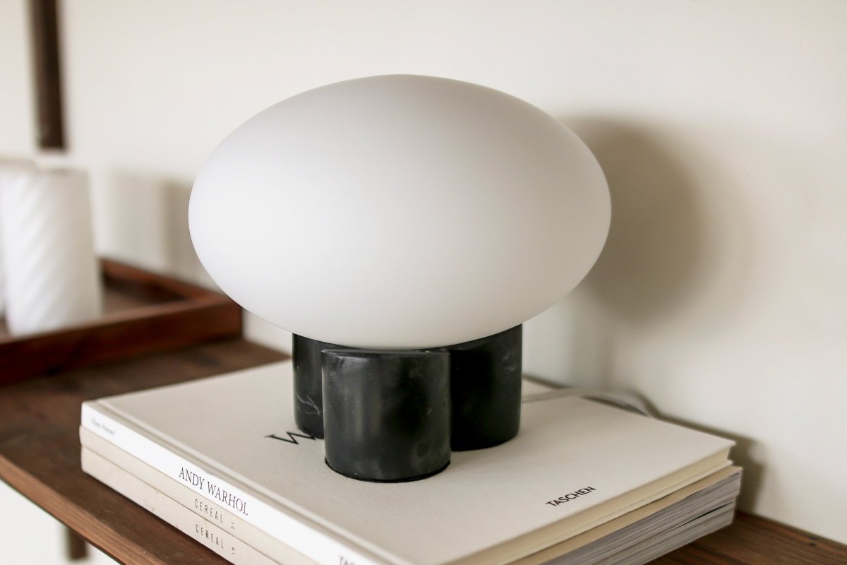 Mammut 18cm Svart bordslampa från Globen Lighting - Mammut &auml;r en exklusiv och lekfull bordslampa med dess korta ben och stora glaskupa.