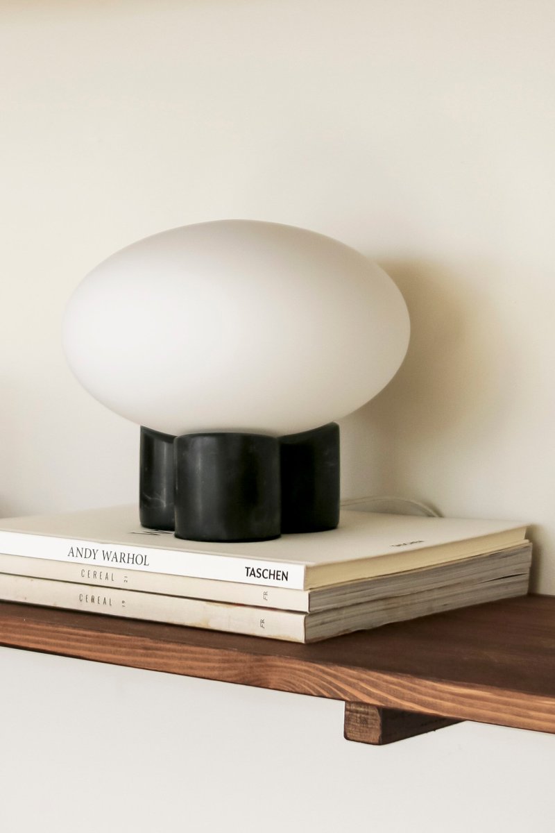 Mammut 18cm Svart bordslampa från Globen Lighting - Mammut &auml;r en exklusiv och lekfull bordslampa med dess korta ben och stora glaskupa.