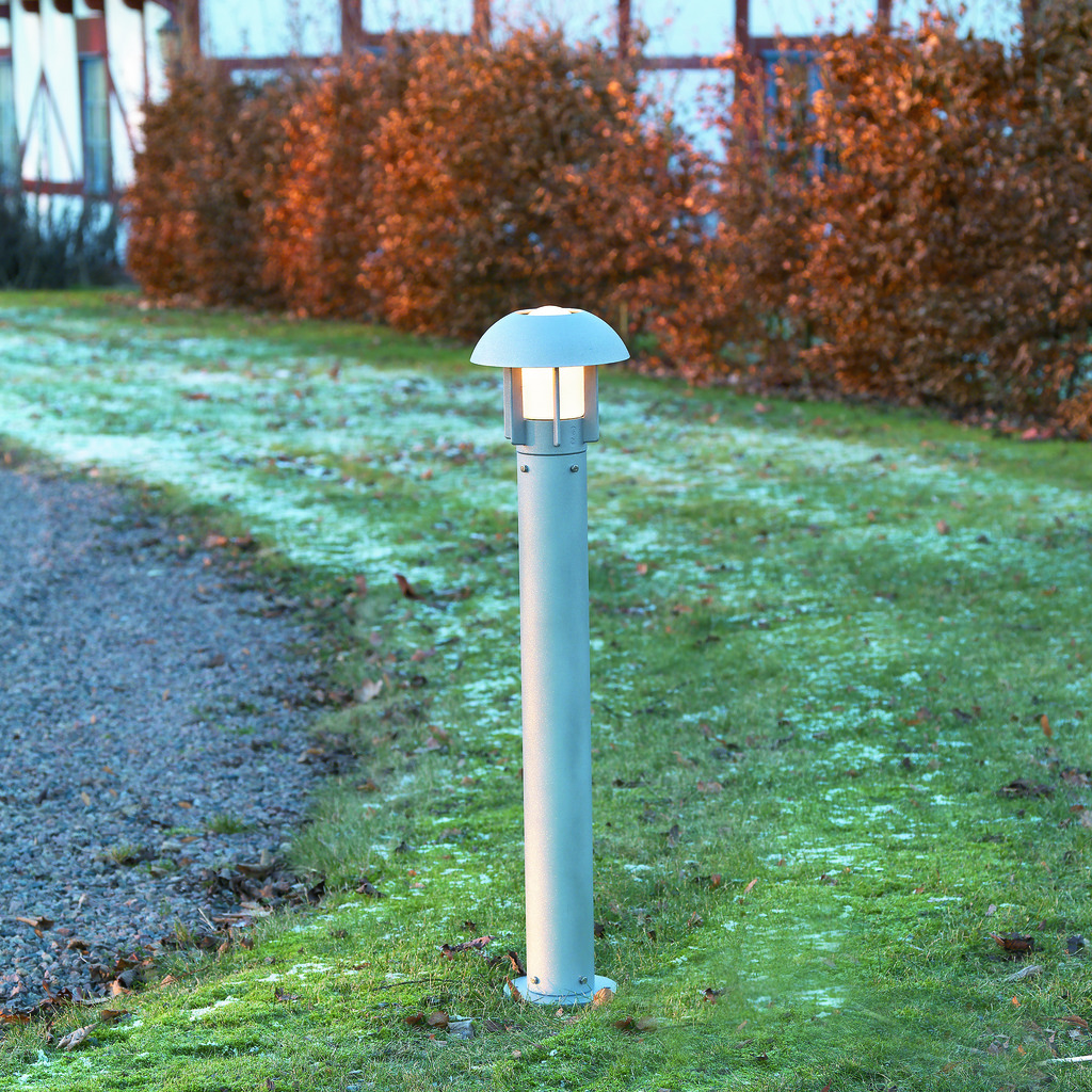 Heimdal 102cm Grå pollare från Konstsmide - Heimdal pollare &auml;r en modern lykta tillverkad av aluminium i gr&aring; f&auml;rg.