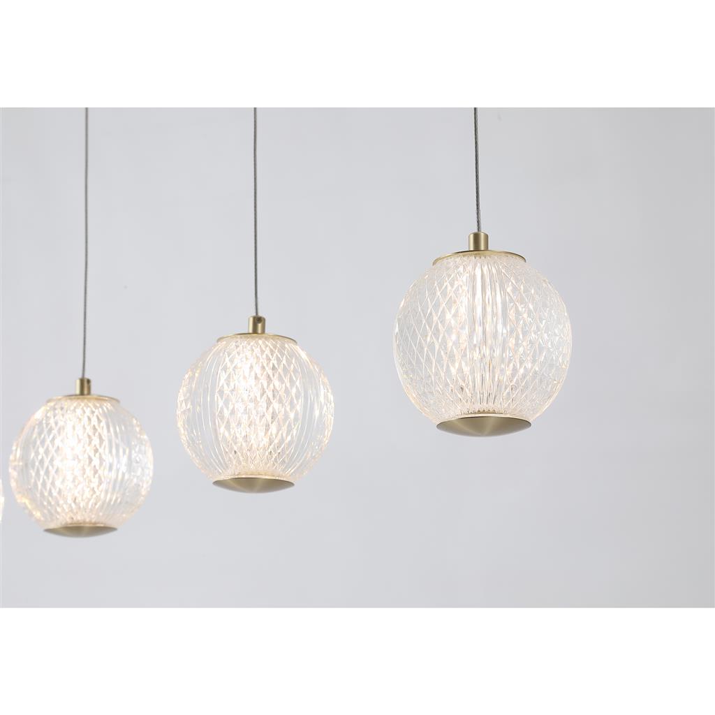 Allure 100cm Mässing taklampa från Searchlight - Med fem glober i texturerad akryl och satin m&auml;ssingfinish blir den ett riktigt blickf&aring;ng &ndash; &auml;ven n&auml;r den &auml;r sl&auml;ckt.