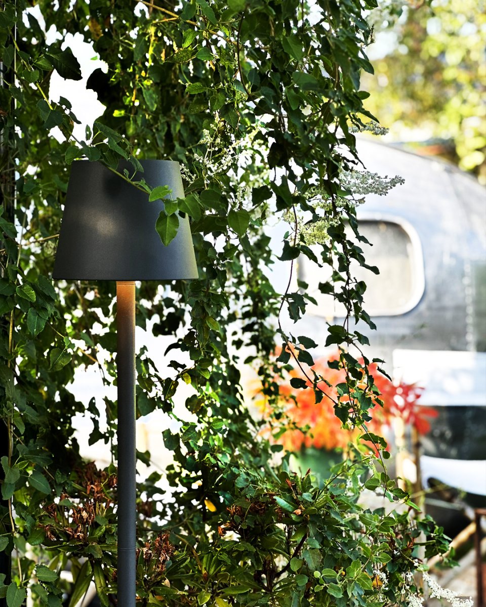 Sofy Mörkgrå från Lightson - Sofy &auml;r en stilren golvlampa i m&ouml;rkgr&aring; aluminium, speciellt designad f&ouml;r att skapa en ombonad och mysig st&auml;mning i dina utomhusmilj&ouml;er.