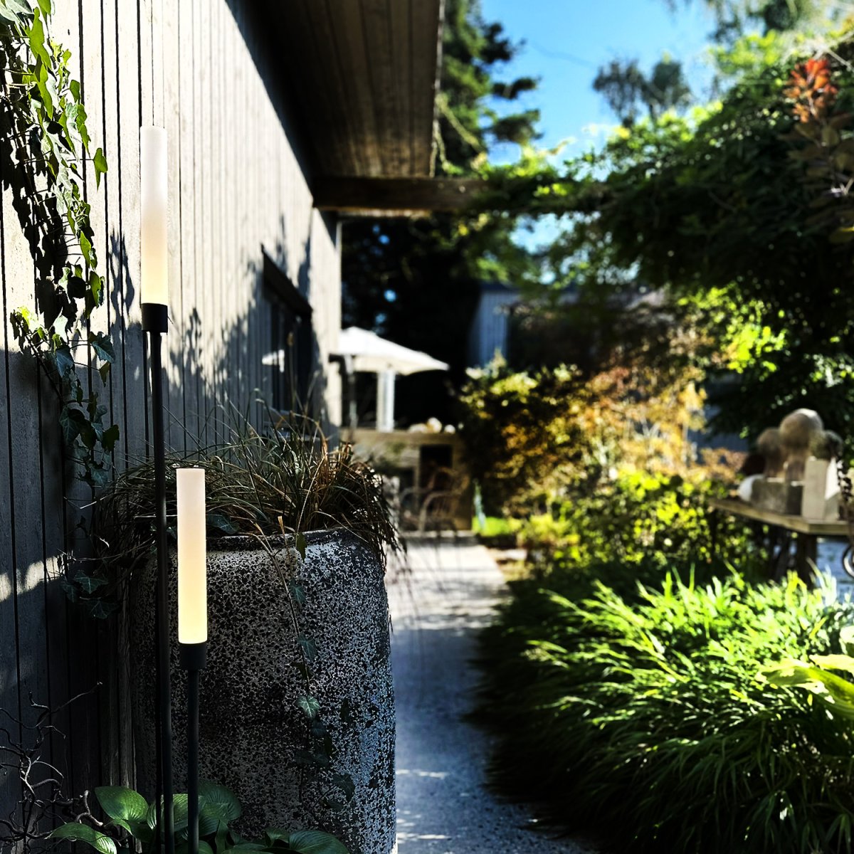 Frost Mörkgrå från Lightson - Frost &auml;r ett elegant set av tv&aring; ljuspelare i m&ouml;rkgr&aring; aluminium som f&ouml;rvandlar dina utomhusmilj&ouml;er med sitt varma, mjuka ljus.