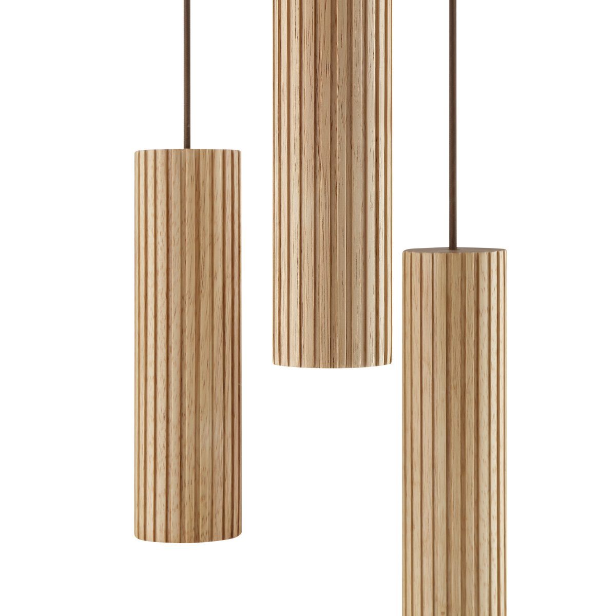 Lakewood Ø28 Trä taklampa från Brilliant - Pendlarna h&auml;nger fr&aring;n en rund takkopp i matchande brun metall och h&ouml;jden kan justeras vid installation f&ouml;r att anpassas efter rummet och &ouml;nskat uttryck.