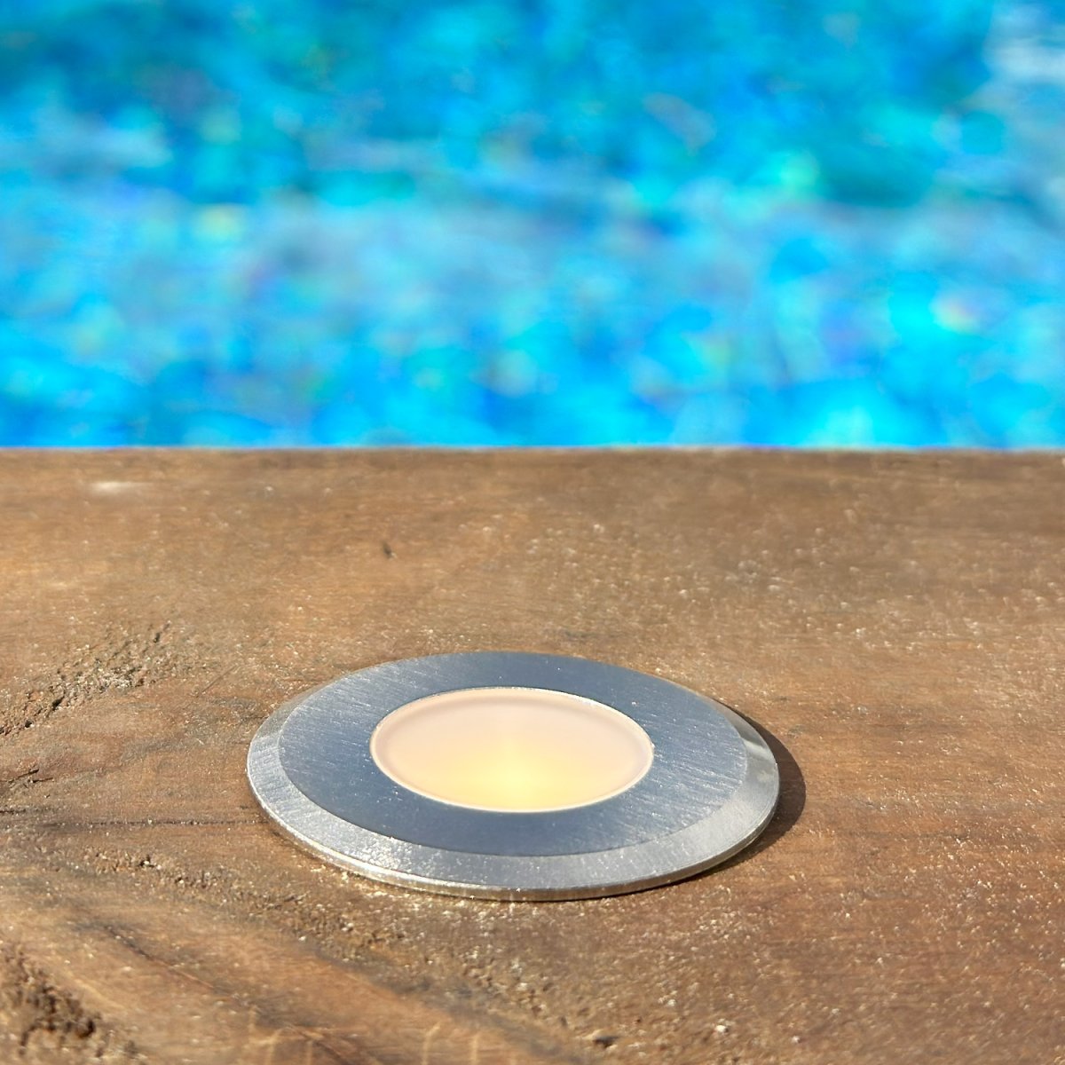 Dexter x5 Silver från Lightson - &Auml;ven effektfullt och funktionellt att anv&auml;nda som mark&ouml;rer vid trappsteg eller avslut p&aring; en niv&aring; i altanen.