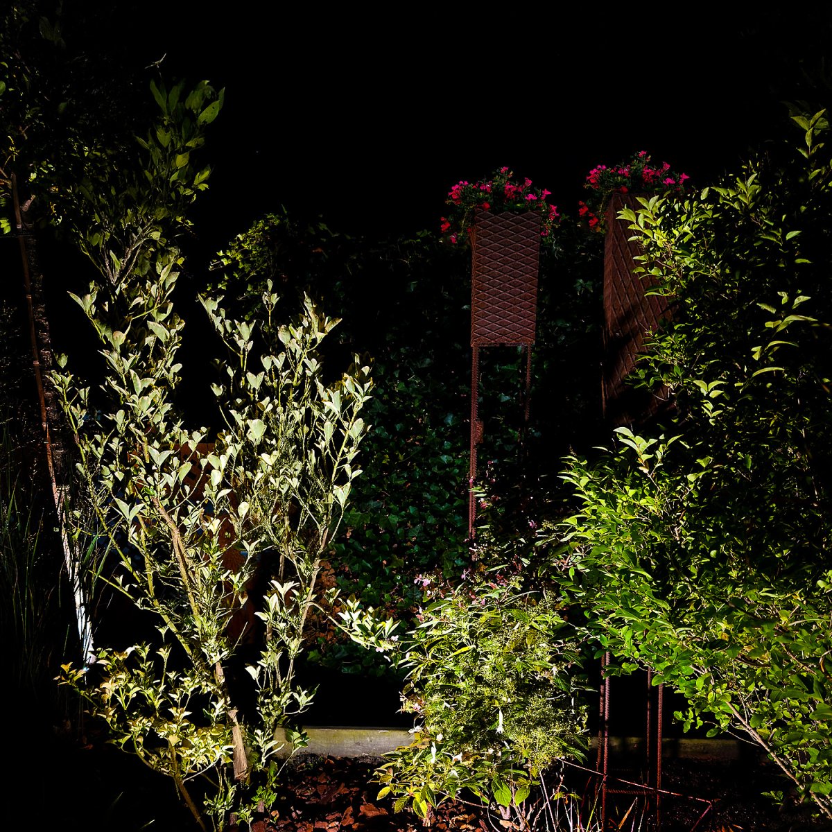 Stella Mörkgrå från Lightson - Stella &auml;r en m&ouml;rkgr&aring; markspot i aluminium som med sin bredstr&aring;lande ljusbild skapar en mjuk och j&auml;mn belysning som lyfter fram detaljerna i utemilj&ouml;n.