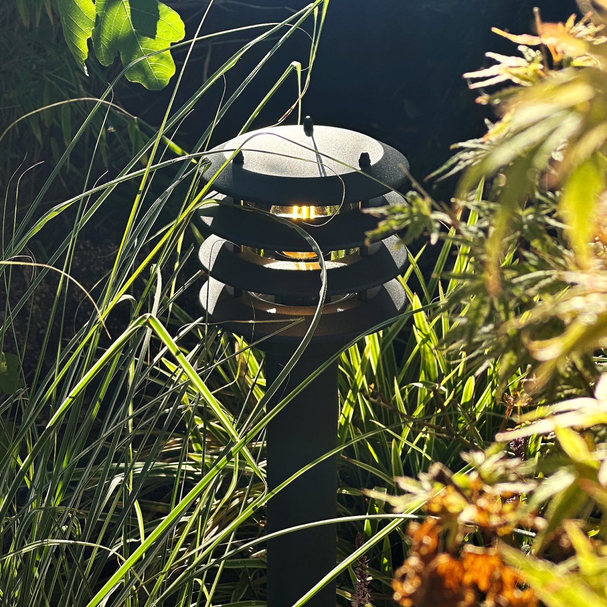 Jupiter Mörkgrå från Lightson - Jupiter &auml;r en stilren pollare i m&ouml;rkgr&aring;tt utf&ouml;rande som ger ett behagligt och tydligt ledljus l&auml;ngs g&aring;ngar, garageuppfarter och vid entr&eacute;er.