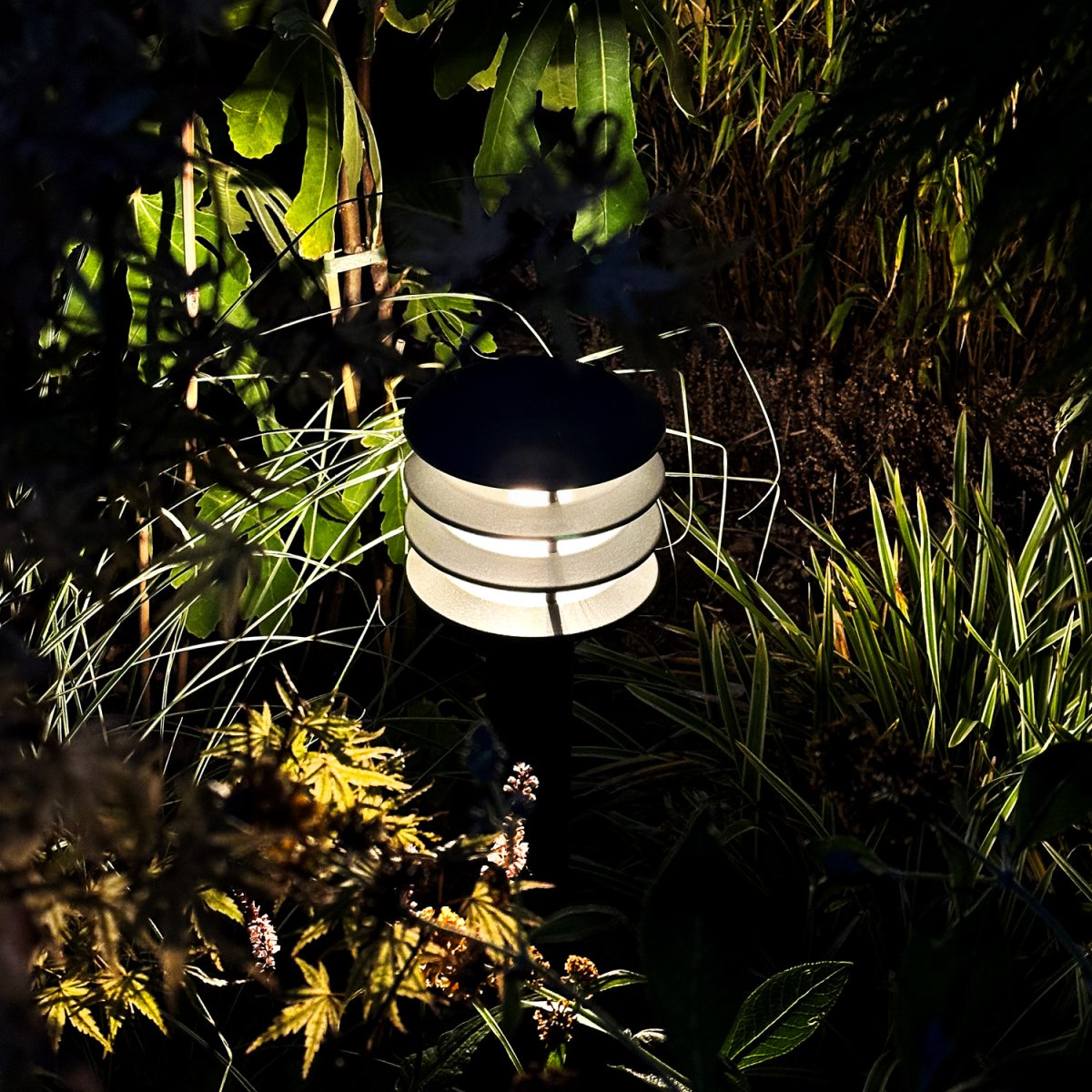 Jupiter Mörkgrå från Lightson - Jupiter &auml;r en stilren pollare i m&ouml;rkgr&aring;tt utf&ouml;rande som ger ett behagligt och tydligt ledljus l&auml;ngs g&aring;ngar, garageuppfarter och vid entr&eacute;er.