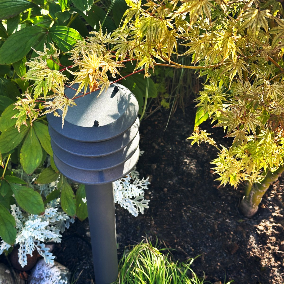 Jupiter Mörkgrå från Lightson - Jupiter &auml;r en stilren pollare i m&ouml;rkgr&aring;tt utf&ouml;rande som ger ett behagligt och tydligt ledljus l&auml;ngs g&aring;ngar, garageuppfarter och vid entr&eacute;er.