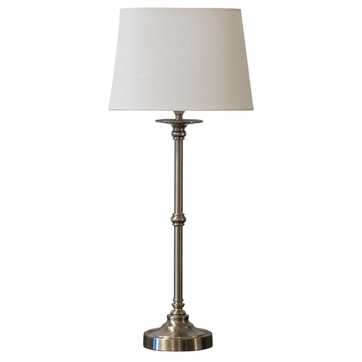Axel 60cm Silver/offwhite bordslampa från Lampan - Axel blir ett stilfullt inslag p&aring; exempelvis ett sidobord, en byr&aring; eller i ett f&ouml;nster och passar in i m&aring;nga olika inredningsstilar.