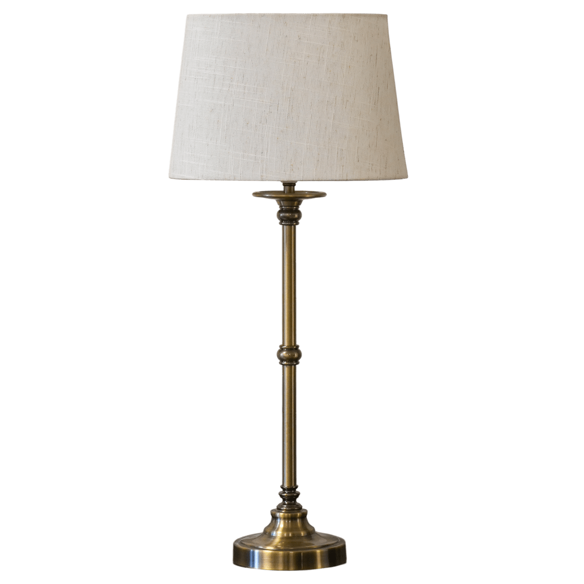 Axel 60cm Antikmässing bordslampa från Lampan - Axel blir ett stilfullt inslag p&aring; exempelvis ett sidobord, en byr&aring; eller i ett f&ouml;nster och passar in i m&aring;nga olika inredningsstilar.