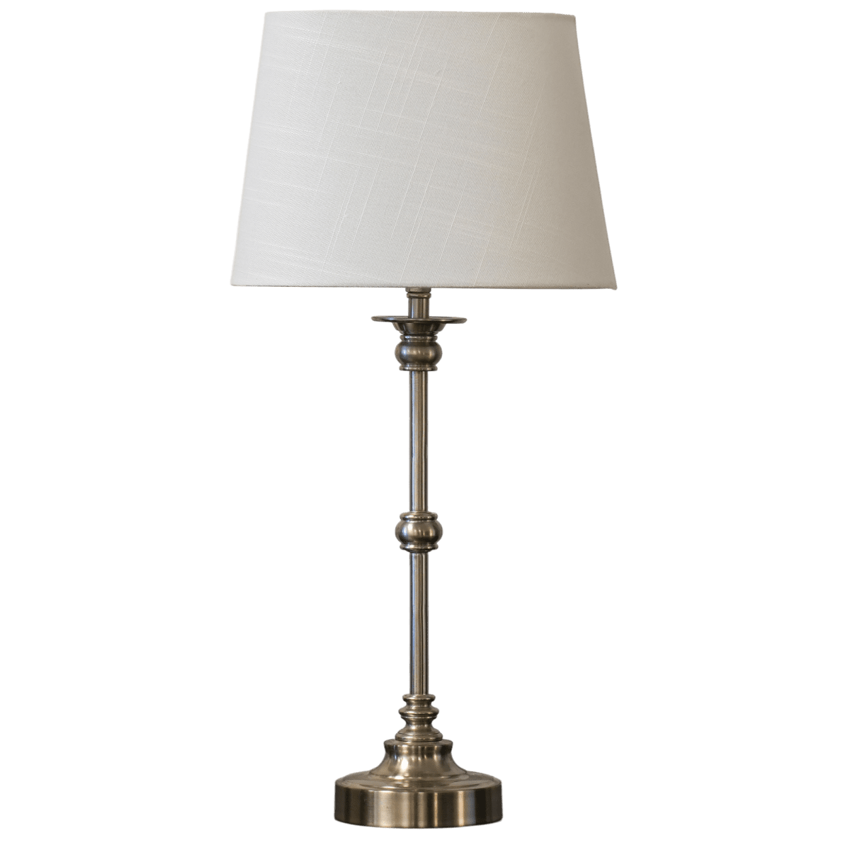 Axel Mini 50cm Silver/offwhite bordslampa från Lampan - Lampfoten &auml;r tillverkad i metall med en vacker satin silverfinish som ger lampan en varm och tidl&ouml;s karakt&auml;r.