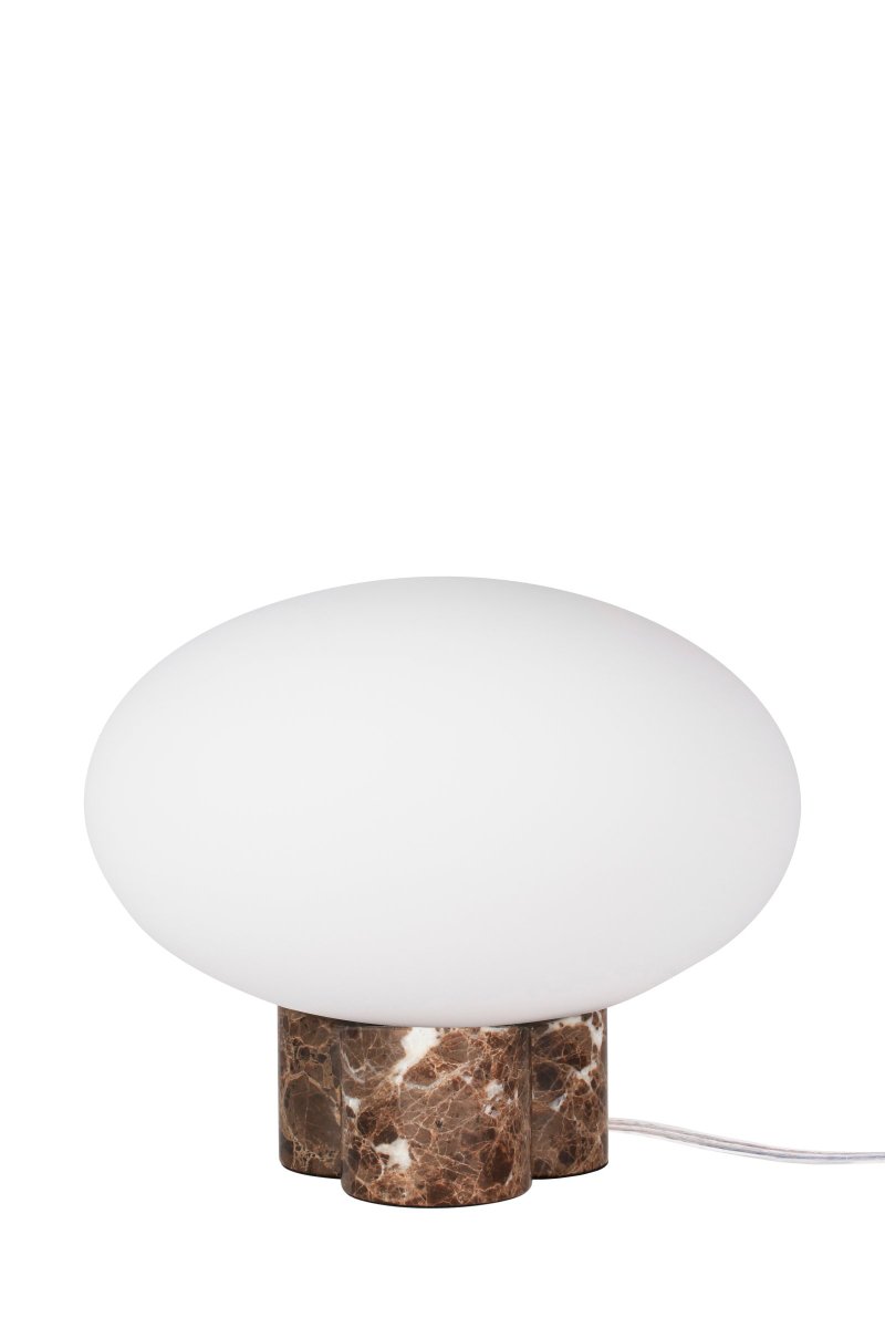 Mammut 25cm Brun bordslampa från Globen Lighting - Mammut &auml;r en exklusiv och lekfull bordslampa med dess korta ben och stora glaskupa.
