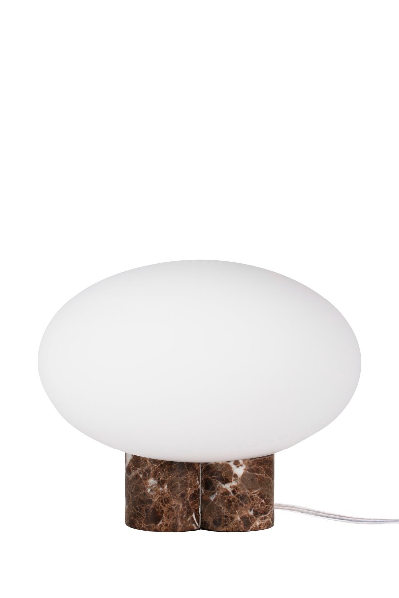 Mammut 25cm Brun bordslampa från Globen Lighting - Mammut &auml;r en exklusiv och lekfull bordslampa med dess korta ben och stora glaskupa.