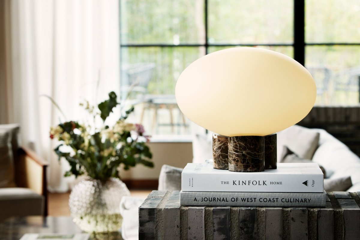 Mammut 25cm Brun bordslampa från Globen Lighting - Mammut &auml;r en exklusiv och lekfull bordslampa med dess korta ben och stora glaskupa.
