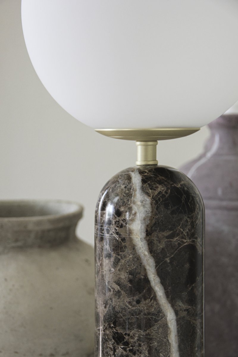 Torrano 53cm Brun marmor bordslampa från Globen Lighting - Sten &auml;r ett naturmaterial, f&auml;rg och skiftningar i marmorering varierar och skapar ett unikt m&ouml;nster f&ouml;r varje exemplar.