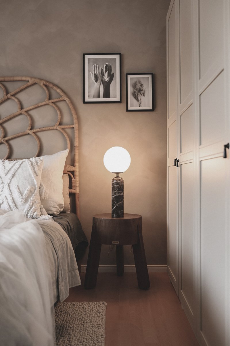 Torrano 53cm Brun marmor bordslampa från Globen Lighting - Sten &auml;r ett naturmaterial, f&auml;rg och skiftningar i marmorering varierar och skapar ett unikt m&ouml;nster f&ouml;r varje exemplar.