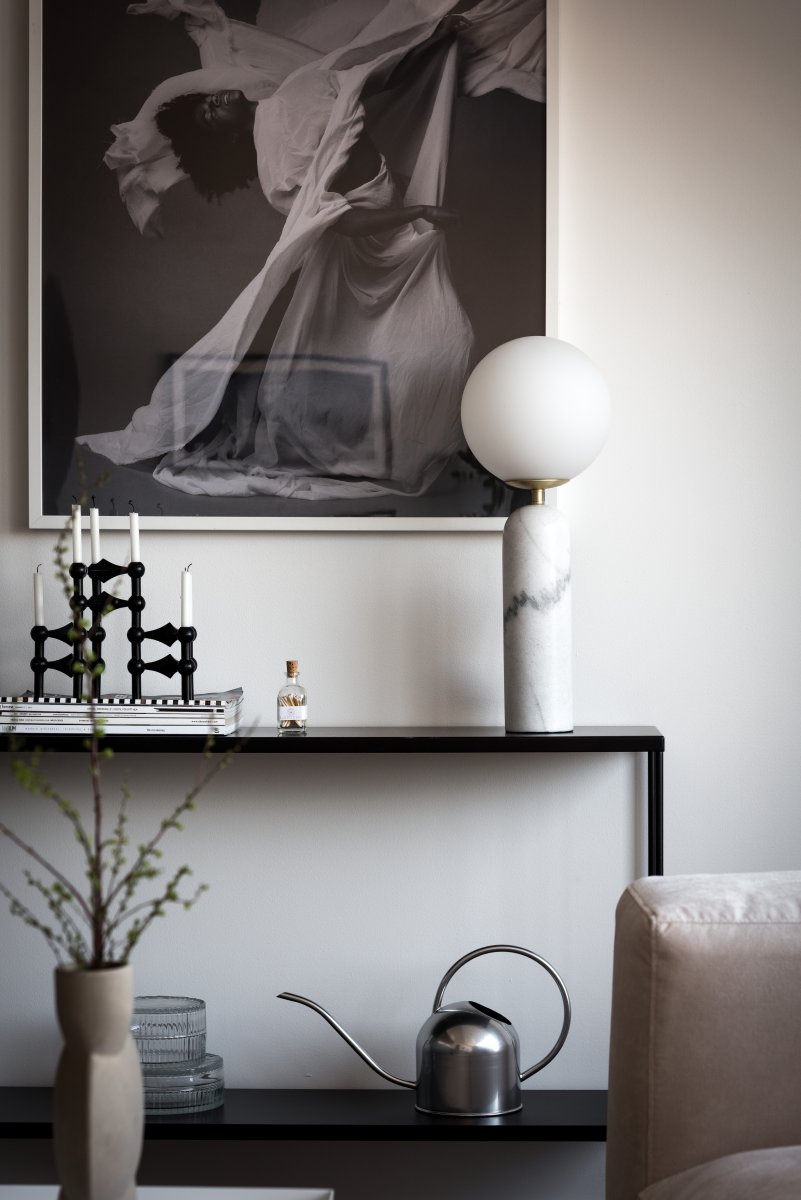 Torrano 53cm Vit marmor bordslampa från Globen Lighting - Sten &auml;r ett naturmaterial, f&auml;rg och skiftningar i marmorering varierar och skapar ett unikt m&ouml;nster f&ouml;r varje exemplar.