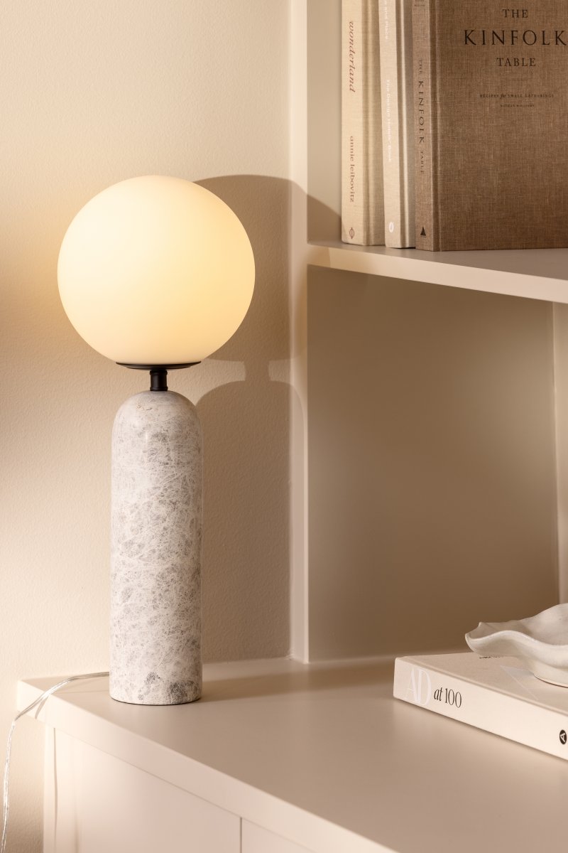 Torrano 53cm Grå marmor bordslampa från Globen Lighting - Sten &auml;r ett naturmaterial, f&auml;rg och skiftningar i marmorering varierar och skapar ett unikt m&ouml;nster f&ouml;r varje exemplar.
