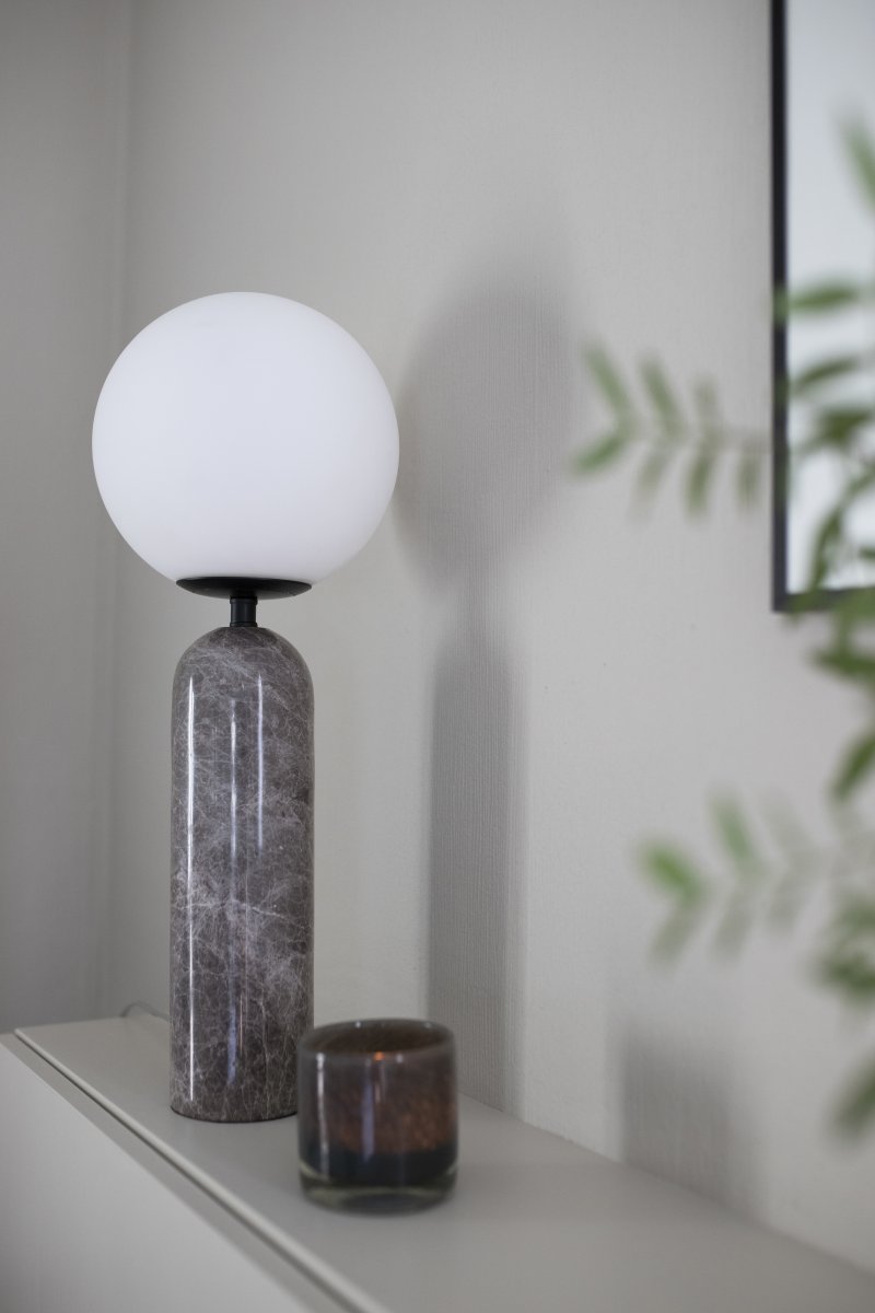 Torrano 53cm Grå marmor bordslampa från Globen Lighting - Sten &auml;r ett naturmaterial, f&auml;rg och skiftningar i marmorering varierar och skapar ett unikt m&ouml;nster f&ouml;r varje exemplar.
