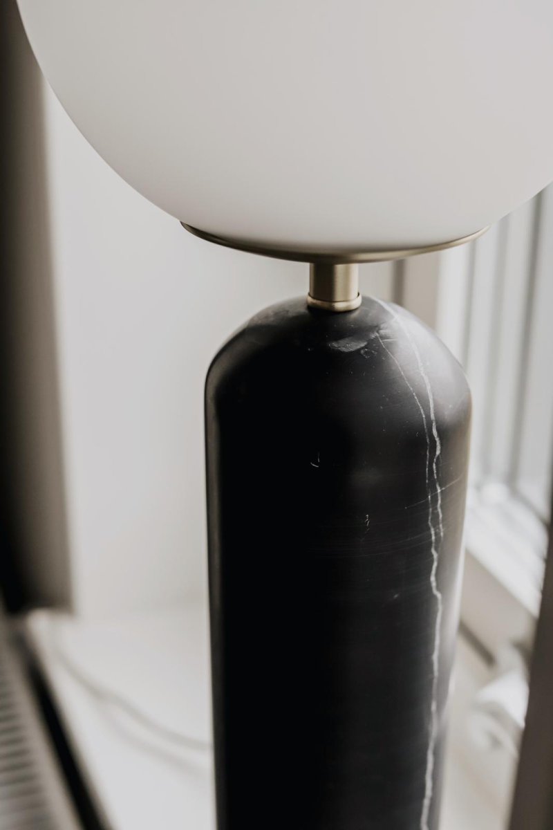 Torrano 53cm Svart marmor bordslampa från Globen Lighting - Sten &auml;r ett naturmaterial, f&auml;rg och skiftningar i marmorering varierar och skapar ett unikt m&ouml;nster f&ouml;r varje exemplar.