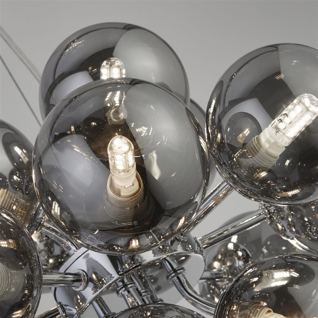 Berry Ø40 Rökfärgad taklampa från Searchlight - Berry &auml;r en takpendel som verkligen tar plats &ndash; med hela 17st ljusk&auml;llor omgivna av r&ouml;kf&auml;rgade glaskupor i modern, minimalistisk stil blir den ett garanterat blickf&aring;ng i vilket rum som helst.