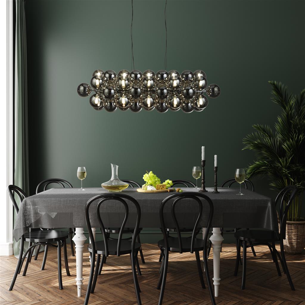 Berry 100cm Rökfärgad taklampa från Searchlight - Berry &auml;r en takpendel som verkligen tar plats &ndash; med hela 25st ljusk&auml;llor omgivna av r&ouml;kf&auml;rgade glaskupor i modern, minimalistisk stil blir den ett garanterat blickf&aring;ng i vilket rum som helst.