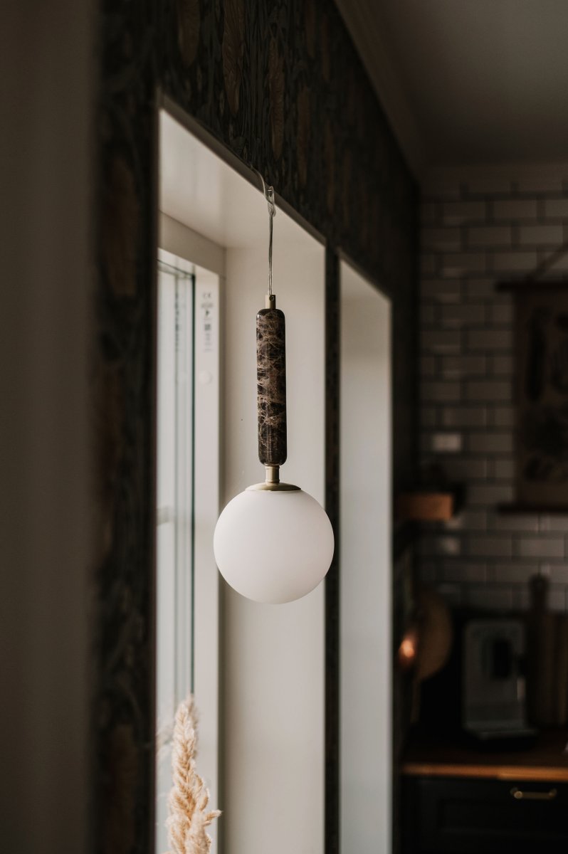 Torrano Ø15 Brun marmor fönsterlampa från Globen Lighting - Sten &auml;r ett naturmaterial, f&auml;rg och skiftningar i marmorering varierar och skapar ett unikt m&ouml;nster f&ouml;r varje exemplar.