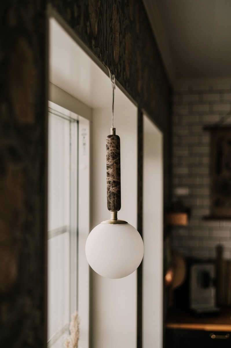 Torrano Ø15 Brun marmor fönsterlampa från Globen Lighting - Sten &auml;r ett naturmaterial, f&auml;rg och skiftningar i marmorering varierar och skapar ett unikt m&ouml;nster f&ouml;r varje exemplar.