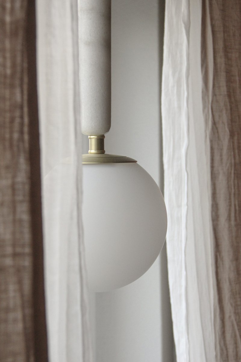 Torrano Ø15 Vit marmor fönsterlampa från Globen Lighting - Sten &auml;r ett naturmaterial, f&auml;rg och skiftningar i marmorering varierar och skapar ett unikt m&ouml;nster f&ouml;r varje exemplar.