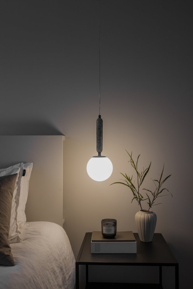 Torrano Ø15 Grå marmor fönsterlampa från Globen Lighting - Sten &auml;r ett naturmaterial, f&auml;rg och skiftningar i marmorering varierar och skapar ett unikt m&ouml;nster f&ouml;r varje exemplar.